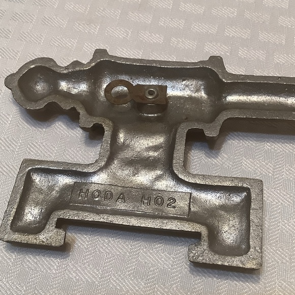 Vintage Cast Metal Brass Colored Key Wall Art - Picture 2 of 8